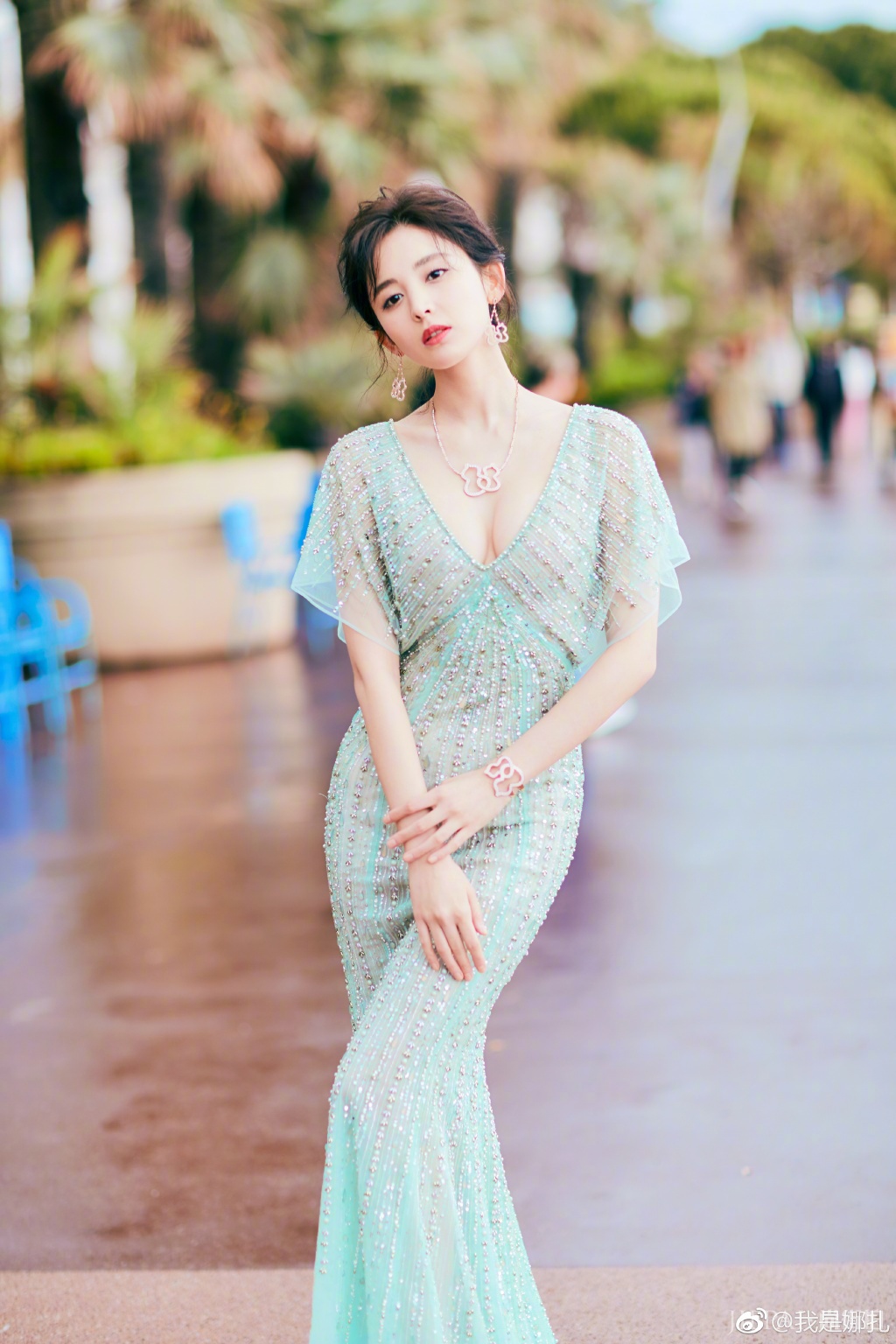 古力娜扎穿了件浅绿色连衣裙,轻松凹出了小蛮腰