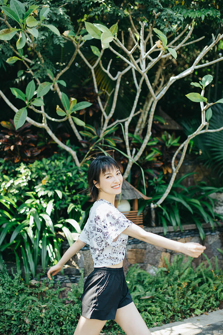 吴昕你这么早就穿t恤啦，说是不是藏图了