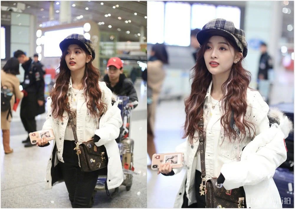 吴宣仪皮裤+短靴,卷发披肩戴贝雷帽,美成了“漫画少女”