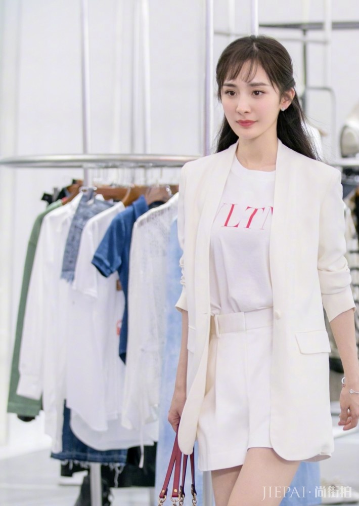 杨幂烫了卷发,气质瞬间变惊艳,穿红色衣服美如少女