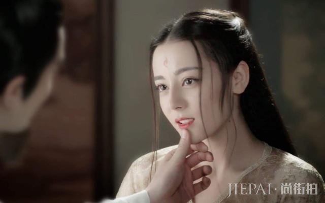 迪丽热巴有刘海是什么的样子！