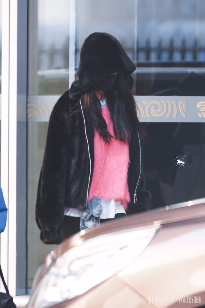 杨幂冬天穿九分裤露脚裸，不得不服！