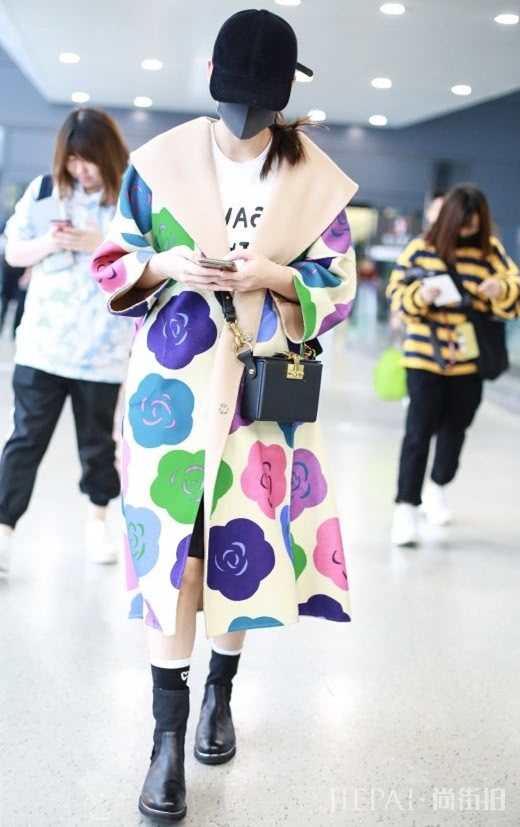 大衣怎么穿洋气?用短靴配合可以使你的身材比例更完美