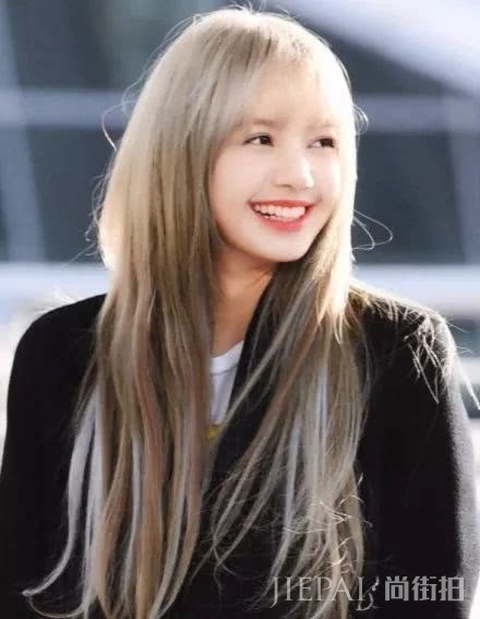 Lisa新发色实名认证“人间芭比”称号