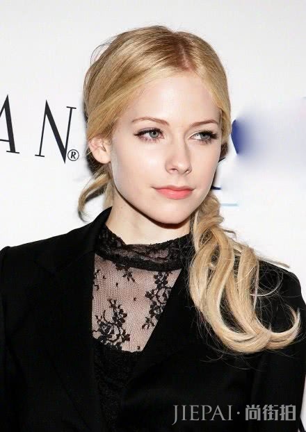 艾薇儿淡妆仙气十足还撞脸贝嫂？