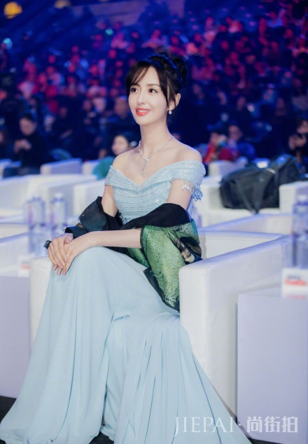 佟丽娅胖了也好看 还不是因为女神的彭润水光妆化得赞