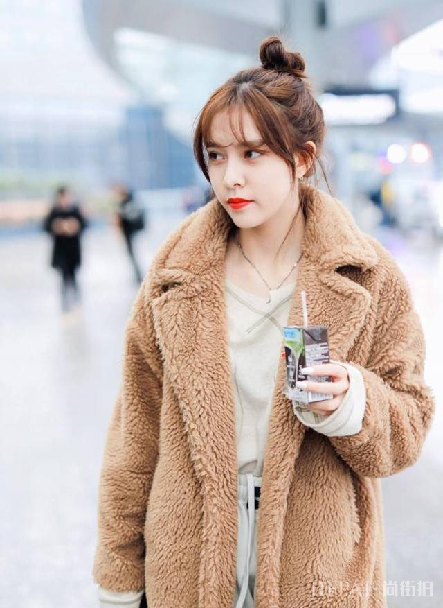 宋妍霏丸子头配“泰迪熊”大衣,呆萌可爱!