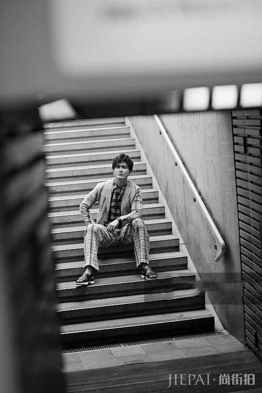 高伟光米兰街拍“侧颜杀”太厉害！穿上西装做型男，但这鞋子抢镜