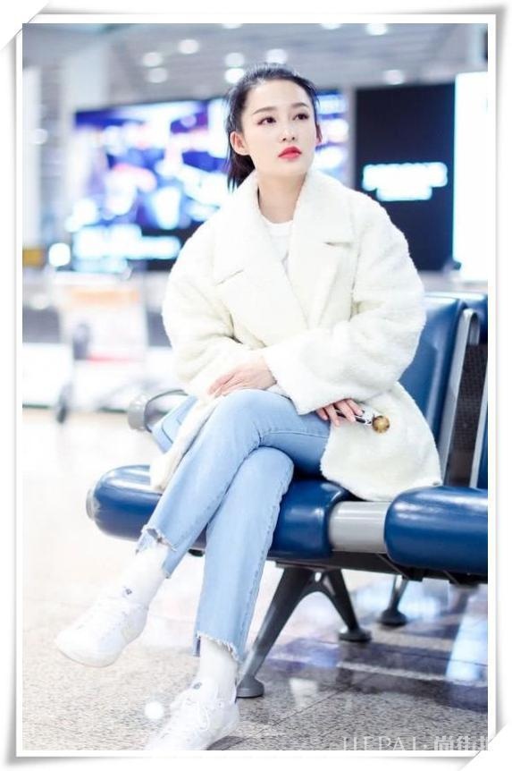 李沁白衣配蓝裤少女感太强,不留神美回18岁