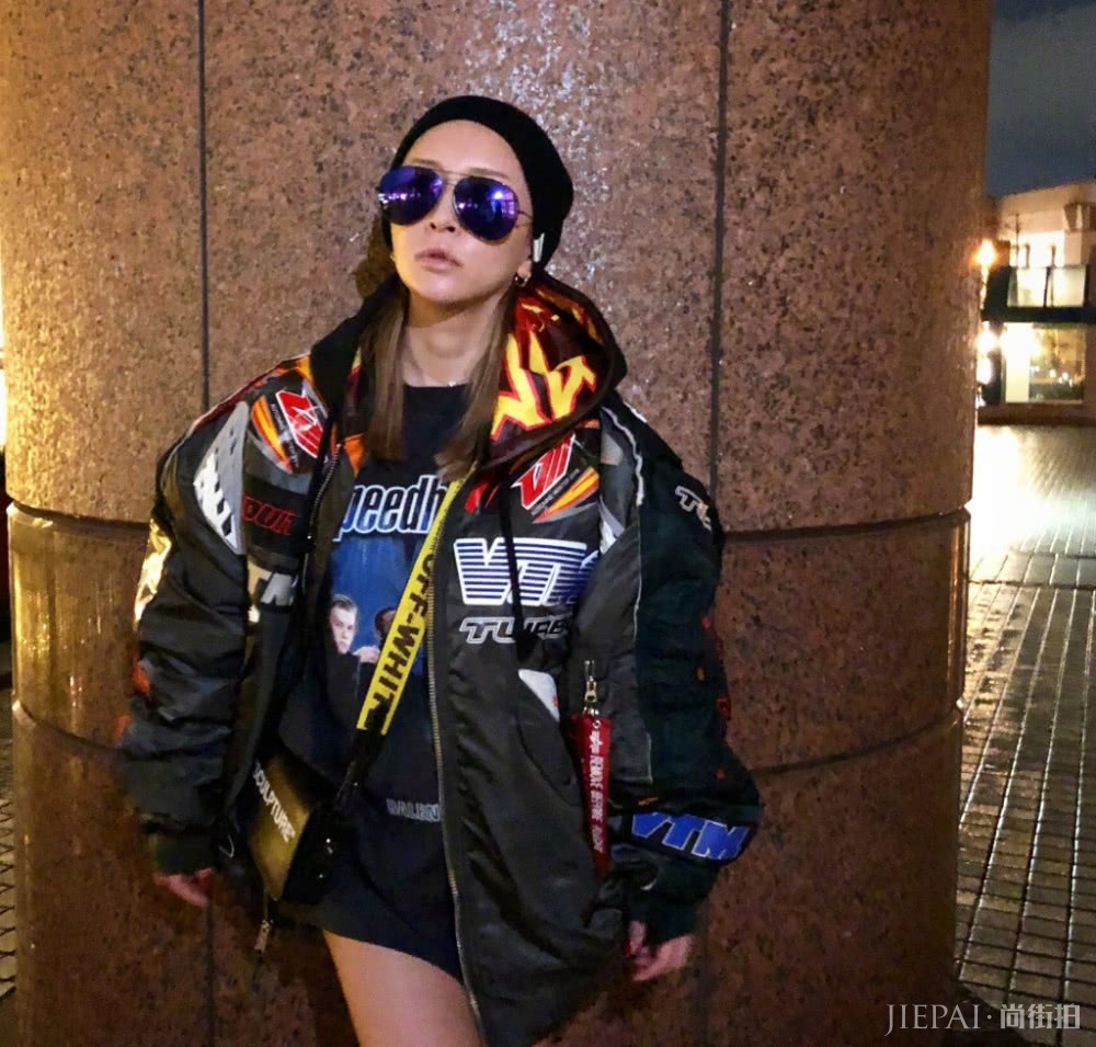 滨崎步街头风造型,搭配画染卷发造型,时尚又好看