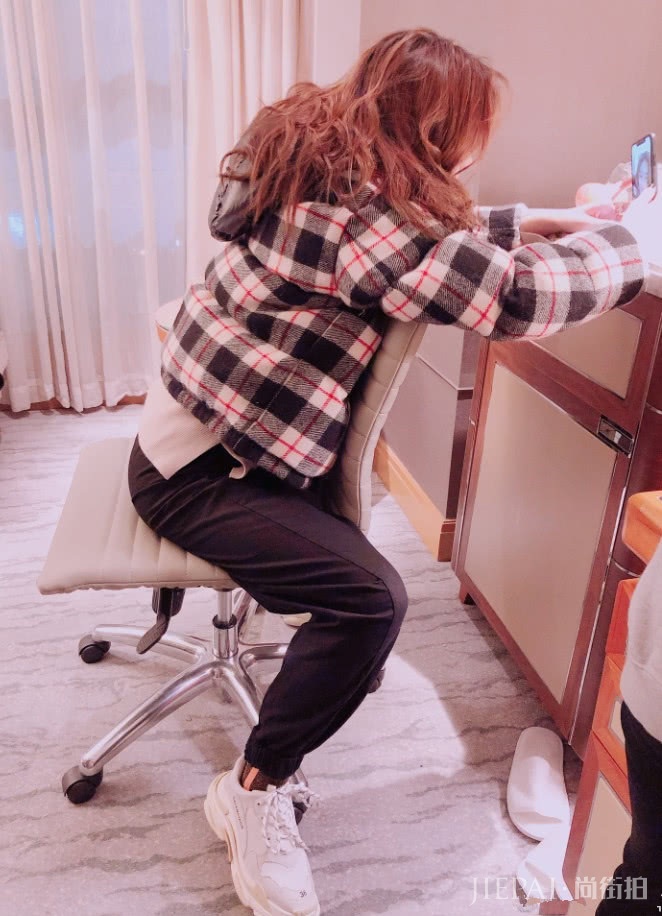 徐璐搭配“泡沫鞋”立马变潮，难怪能红！