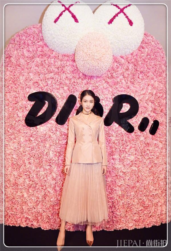 张雪干练西装加魅惑眼线秒变女强人！