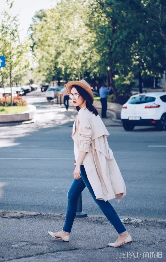 风衣搭配基础款牛仔裤,让你在这个春季气场全开