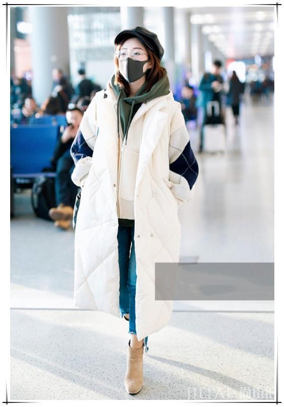冯提莫终于敢穿长款羽绒服走机场了！
