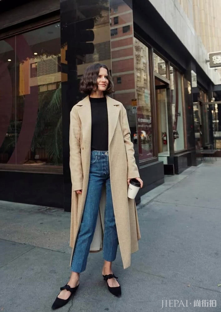 风衣搭配基础款牛仔裤,让你在这个春季气场全开
