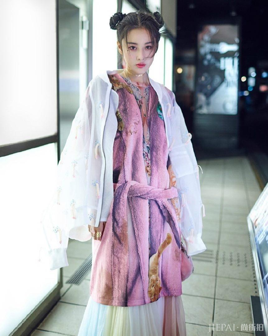 张馨予紫色T恤+百褶裙很少女，这次街拍有点皮！