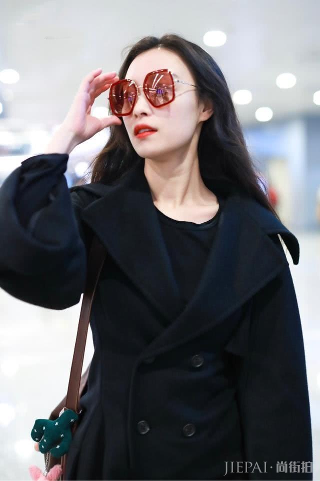 倪妮机场私服秀大片既视感！