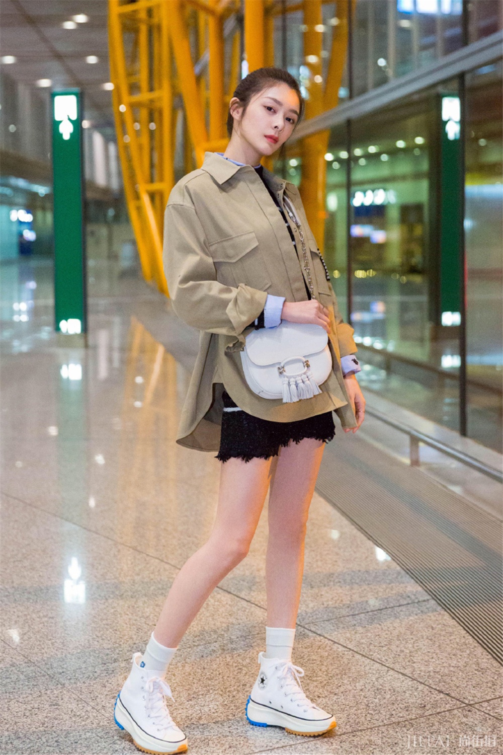 火箭少女傅菁走机场够时髦!