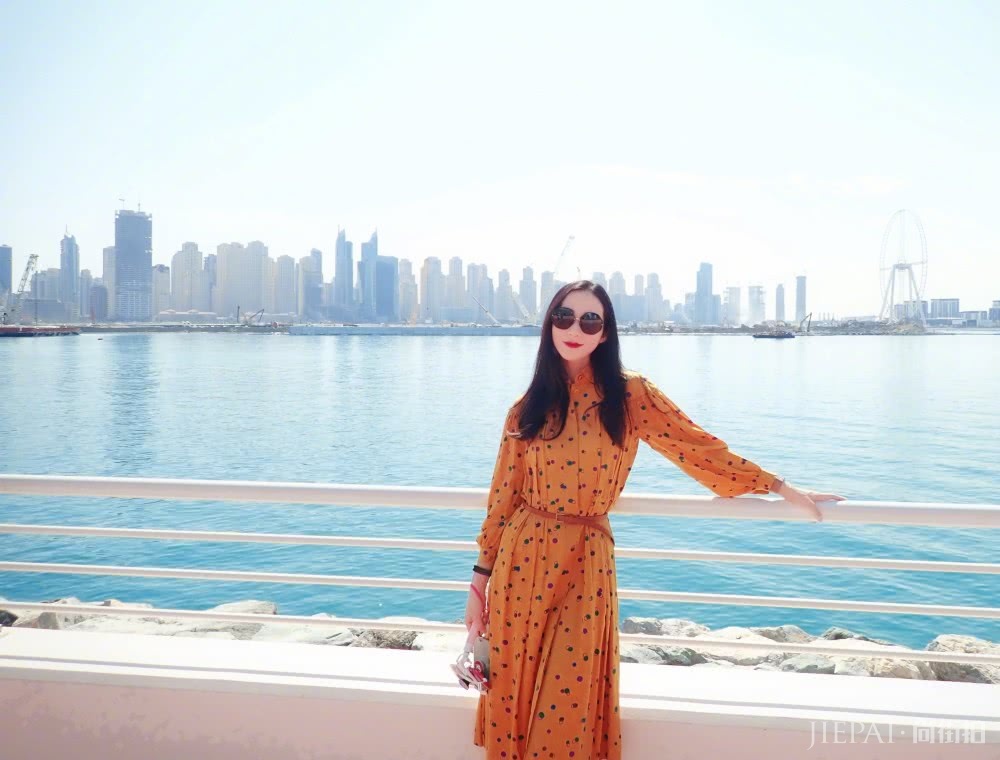 韩雪穿白色露肩裙让气质变显少女感