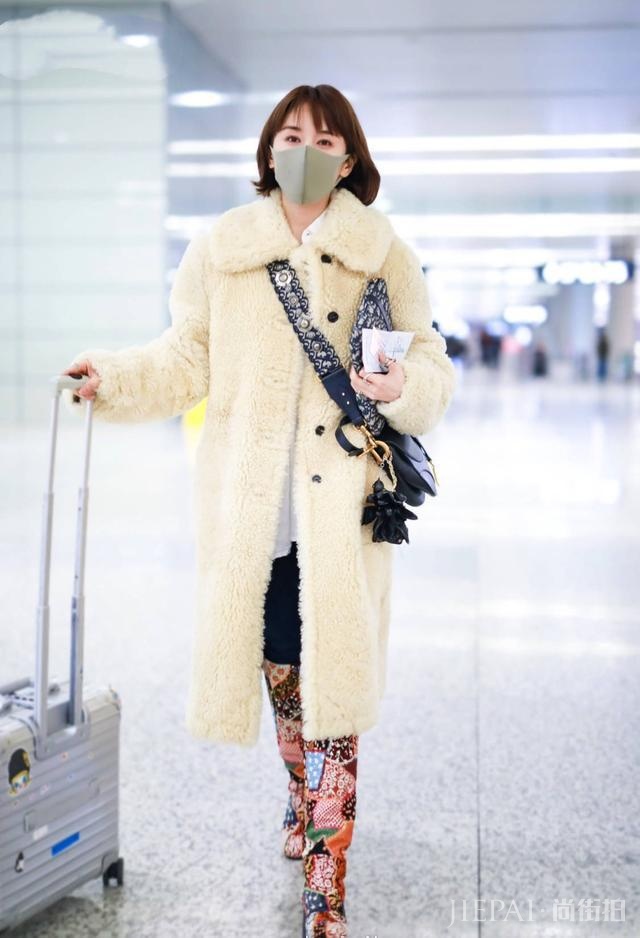 王子文又穿这双补丁长筒靴，换个搭配也太显矮了，未修图一米三？