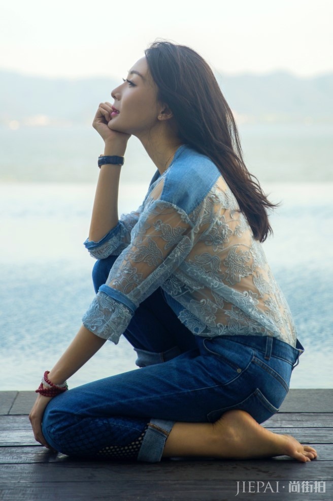 陈数透视衫+牛仔裤,轻松减龄可不止10岁