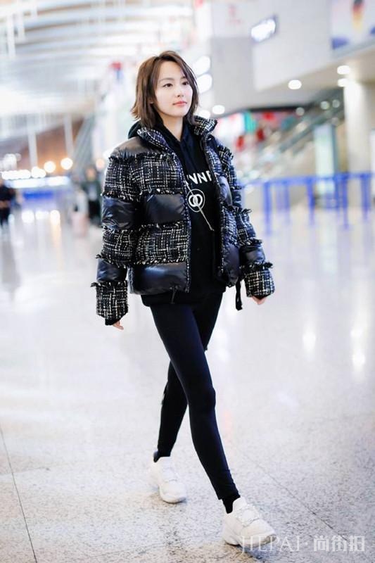 张嘉倪穿面包服配黑裤,遮肉又显瘦!