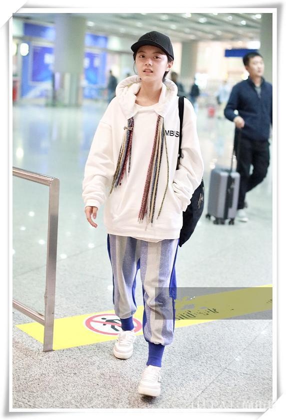 赵今麦中性穿搭难掩姣好容颜，短发造型气质佳