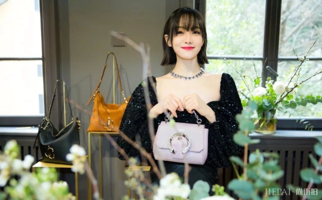 宋茜一黑一白惊艳时装周，全身上下都是看点！