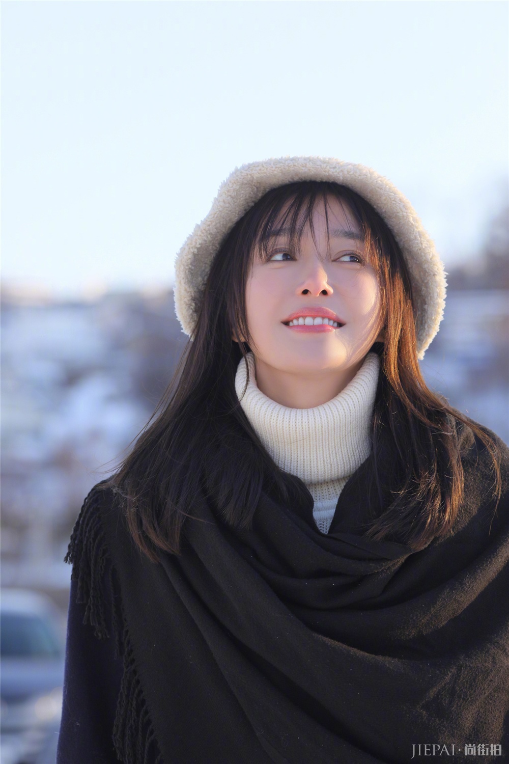 秦岚一身白加黑雪地里凹造型,少女感抢镜
