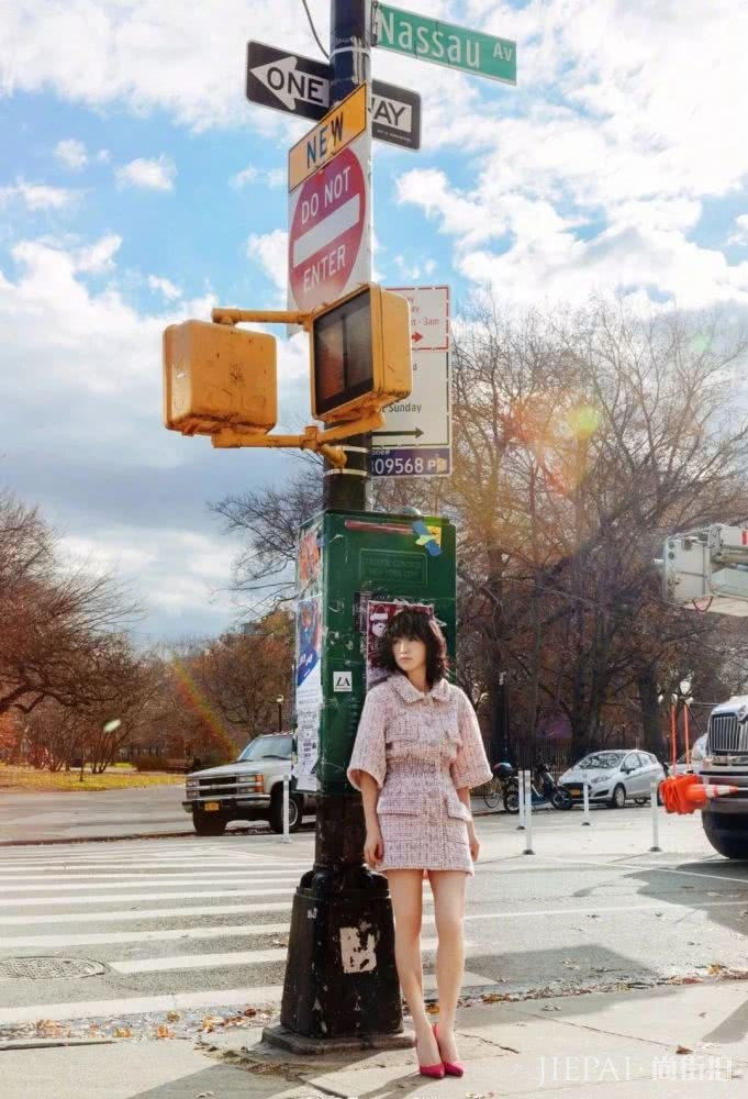 周迅一身香奈儿好品味，印花裙搭高跟把服装搭配玩得团团转