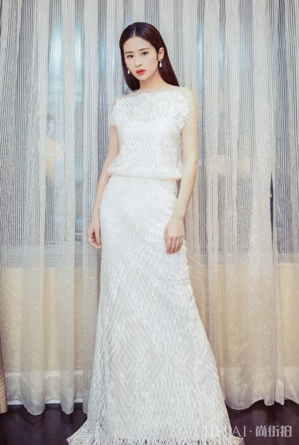 颖儿一袭白色长裙清丽温婉!