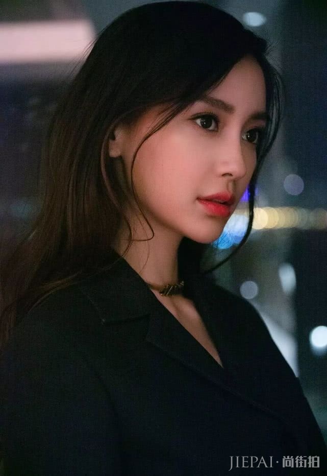 Angelababy一抹芭比粉轻轻松松hold住了西装配长裙，有颜真好