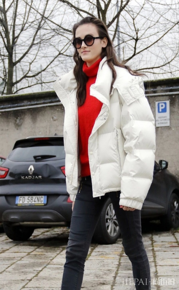 短款羽绒服怎么搭配 保暖娇俏何必做出选择