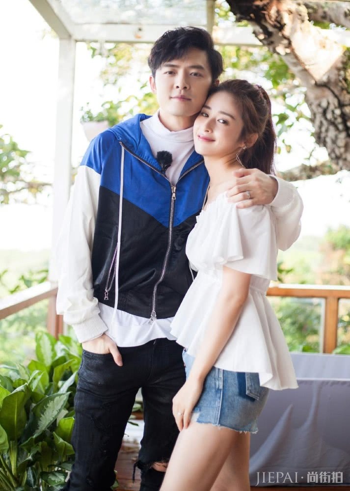 颖儿情人节封面也太甜美了,长卷发搭配粉色蕾丝裙简直太好看了