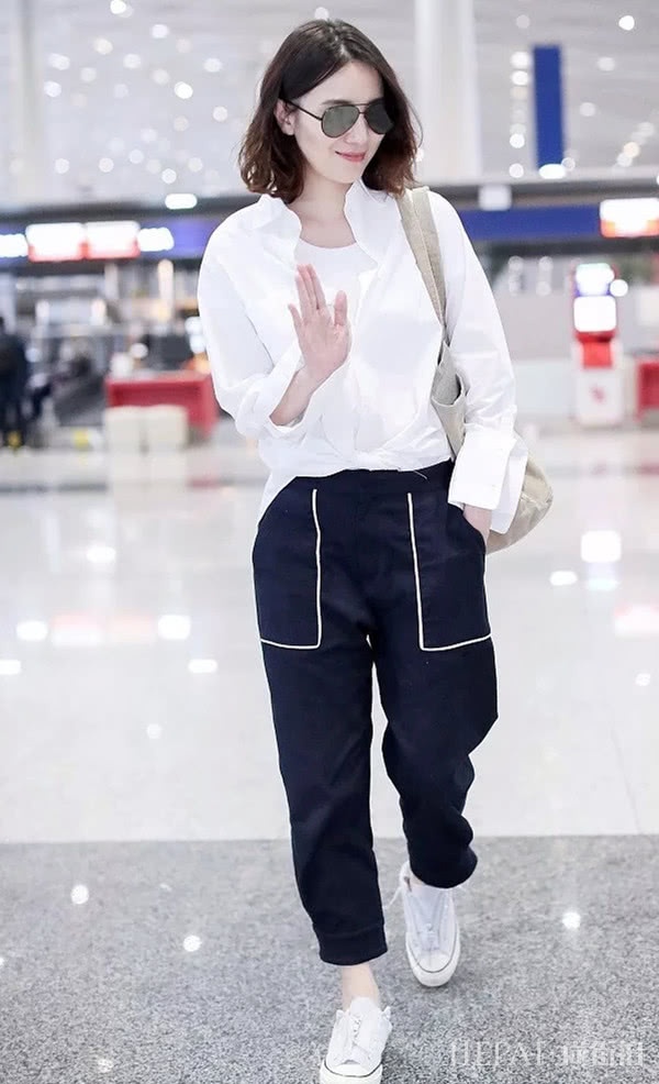 初春用九分裤+小白鞋打扮自己，时尚又有气场