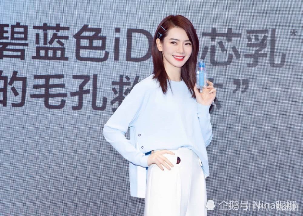 戚薇穿“9种颜色”走机场,五花八门却搭配的非常好看