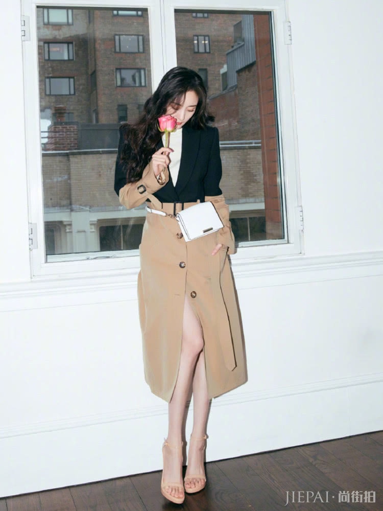 杨幂穿衣风格撞上关晓彤,同穿拼接大衣,你更喜欢谁的搭配呢?