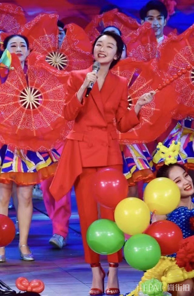 周冬雨梳鬼精小碎辫,着干练红西装,!
