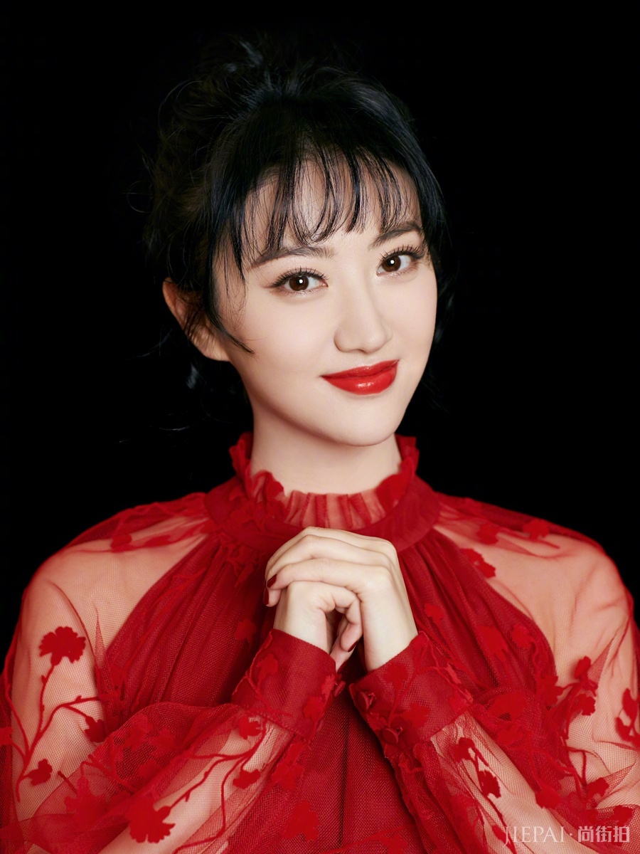 景甜大地色套装帅气又迷人，时装周头排看秀！