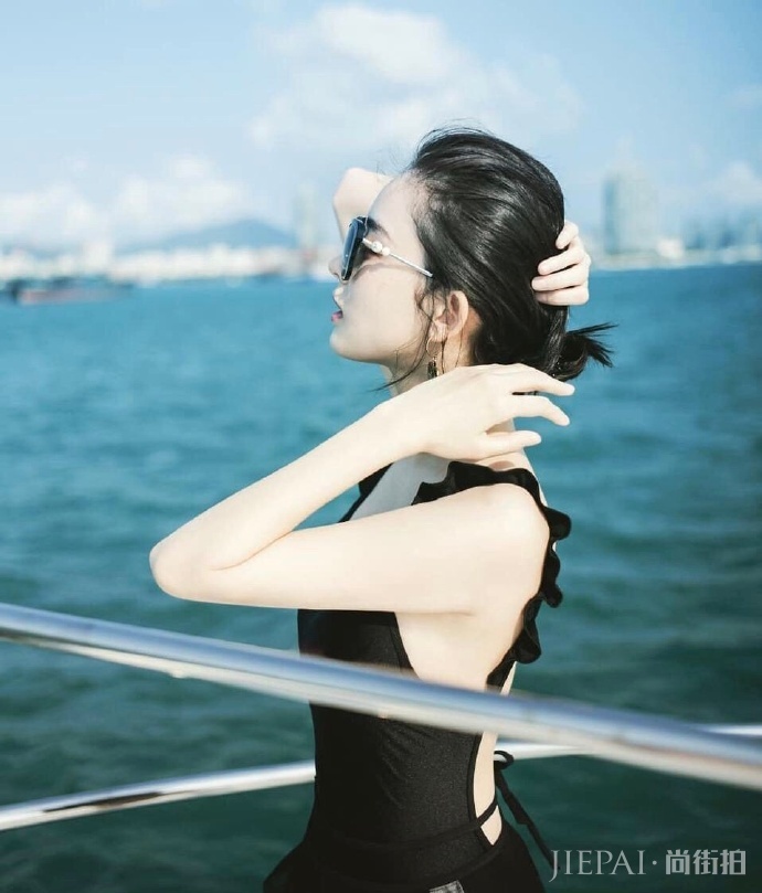 古力娜扎罕见泳装造型 美背造型亮相游艇