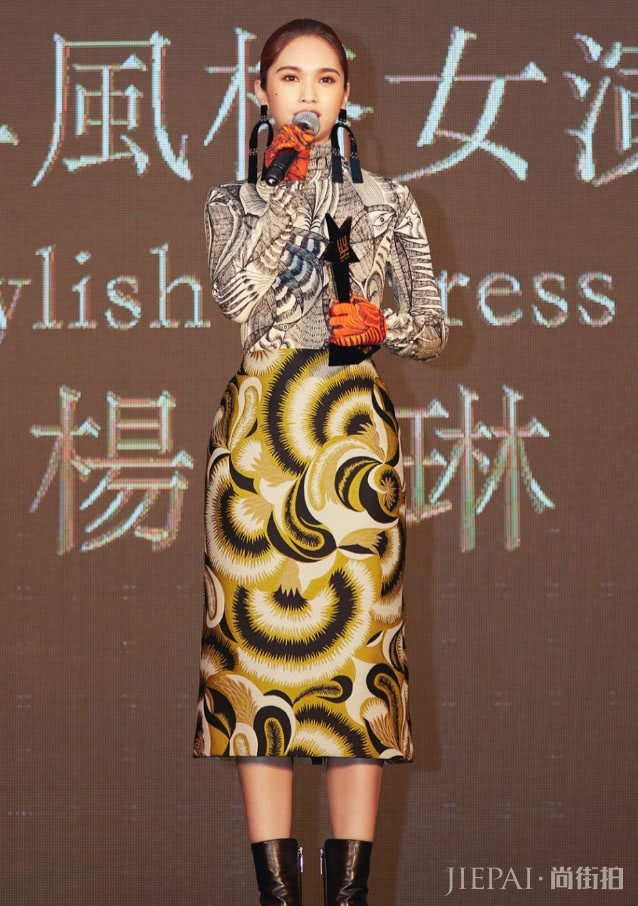 杨丞琳长款毛衣配皮裙,也太会穿了!