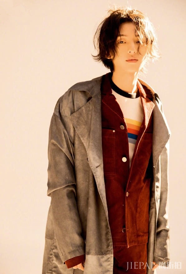 “明日之子”赵天宇留长卷发拍杂志，化身日系男友！