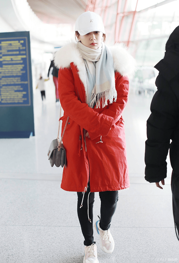 杨紫扎小辫穿撞色条纹衫气质清新甜美