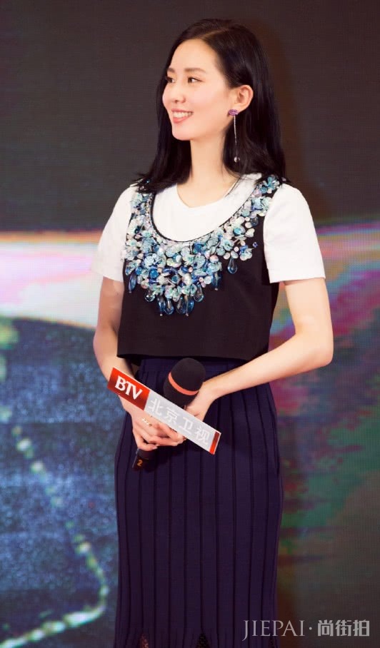 刘诗诗在裙摆加了小惊喜，瞬间变时髦！