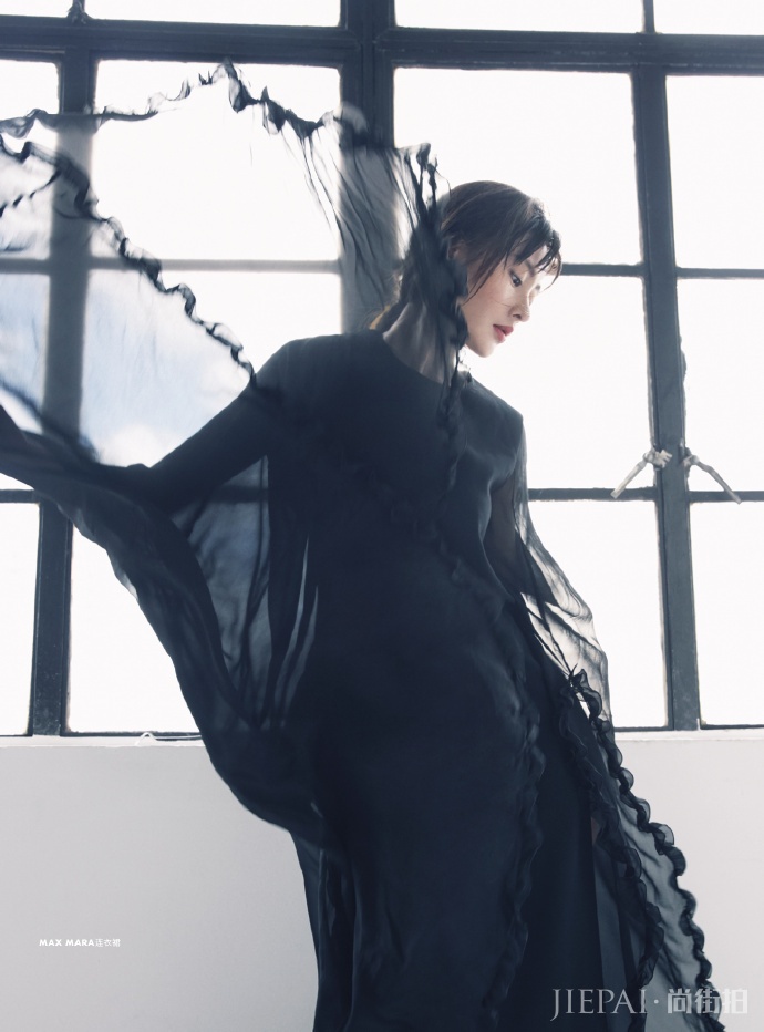 张天爱白色工装套装也很有感觉，逆天了