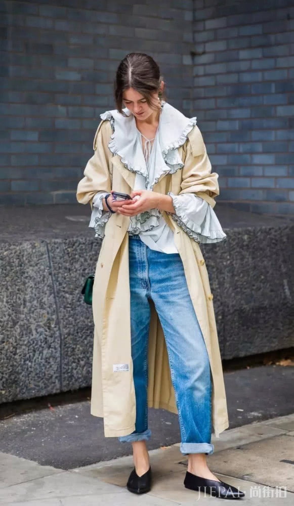 风衣搭配基础款牛仔裤,让你在这个春季气场全开
