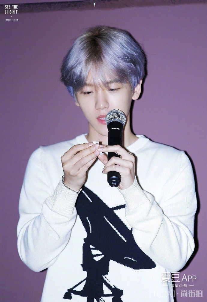 伯贤能完美驾驭任何发色，撩人而不自知！