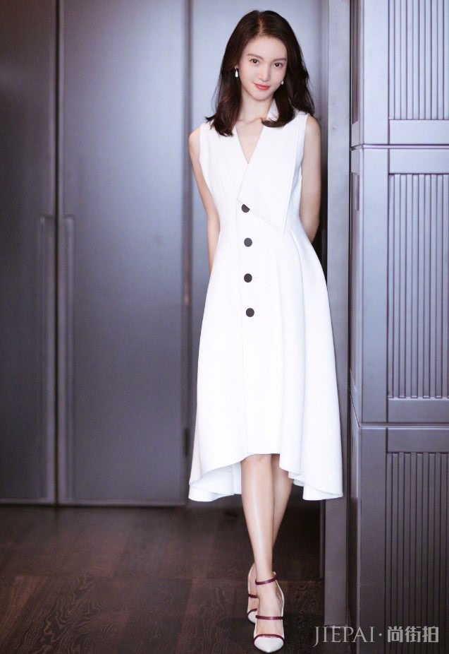 金晨穿西装裙搭件男款西装，幸好有颜值撑着！