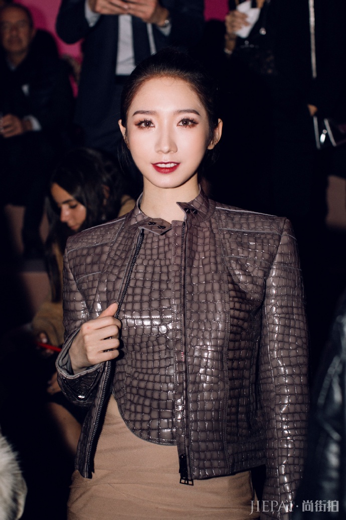 孟美岐亮相纽约时装周秀场 刚柔并济又甜又酷