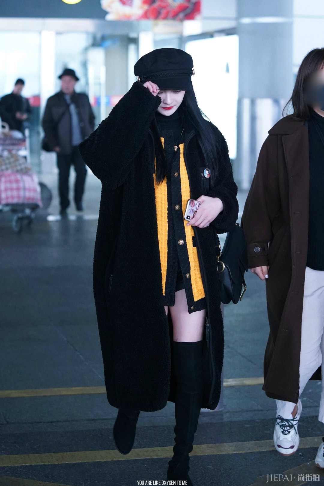 周洁琼超短裤露腿,这也太拼了